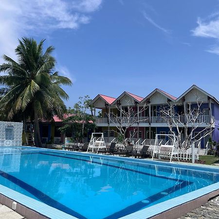 Capital O 91017 Tuba Beach Resort @ Pulau Tuba Kuah Exterior foto