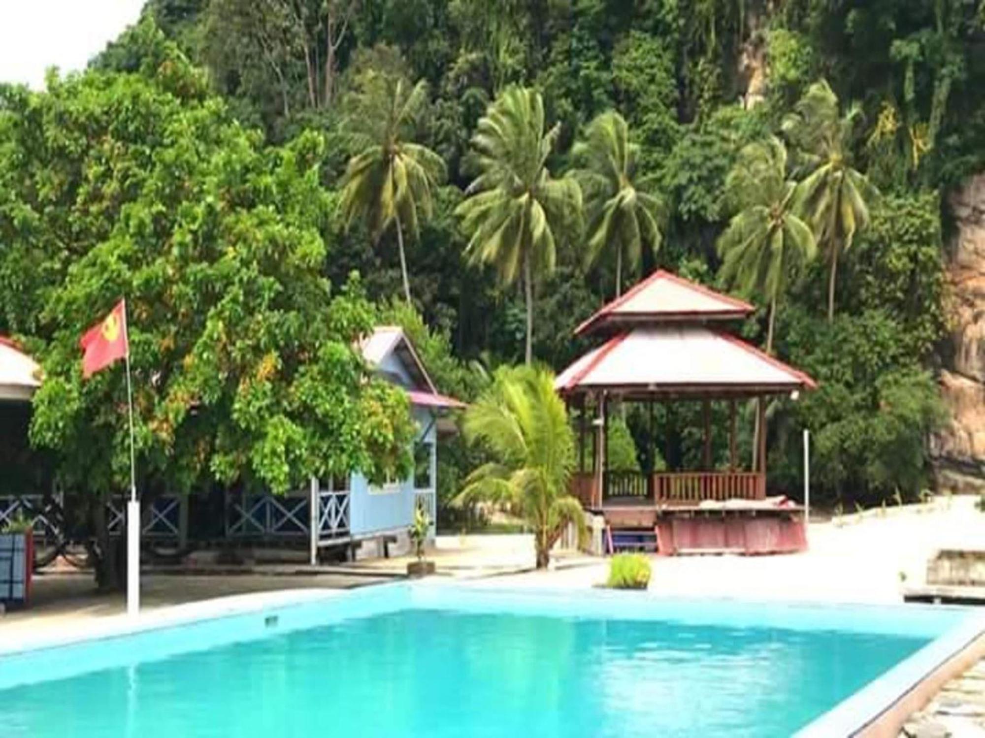 Capital O 91017 Tuba Beach Resort @ Pulau Tuba Kuah Exterior foto