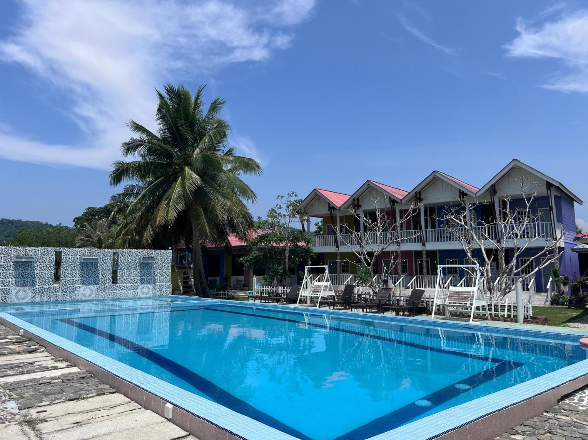 Capital O 91017 Tuba Beach Resort @ Pulau Tuba Kuah Exterior foto